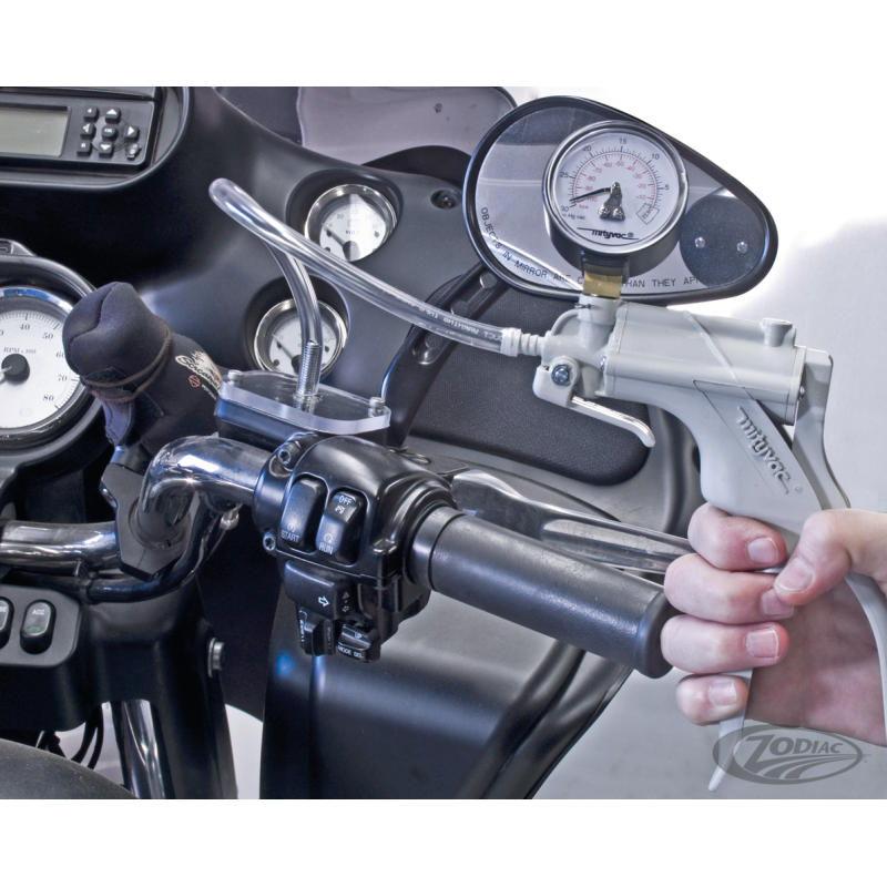 Achetez votre SOLUTION DE PURGE DE MAITRE CYLINDRE DE FREIN pour Harley  Davidson ou moto custom.